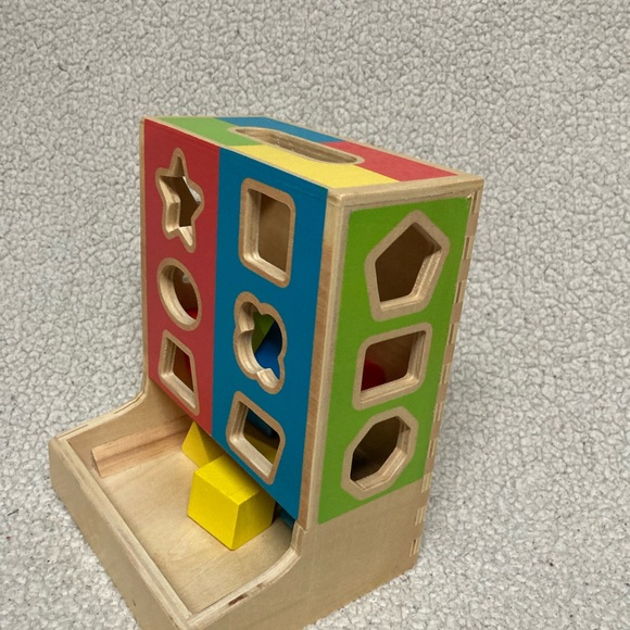Melissa and Doug color block wooden shape sorter - Picture 7 of 8
